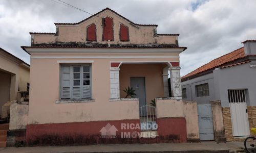 Vende-se casa No Centro (2)