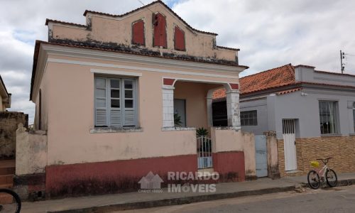 Vende-se casa No Centro (3)