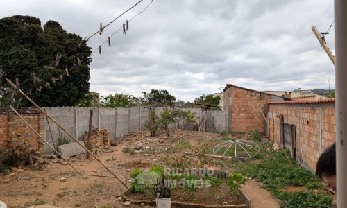 Vende-se casa No Centro (4)