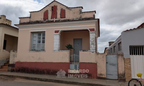 Vende-se casa No Centro (6)